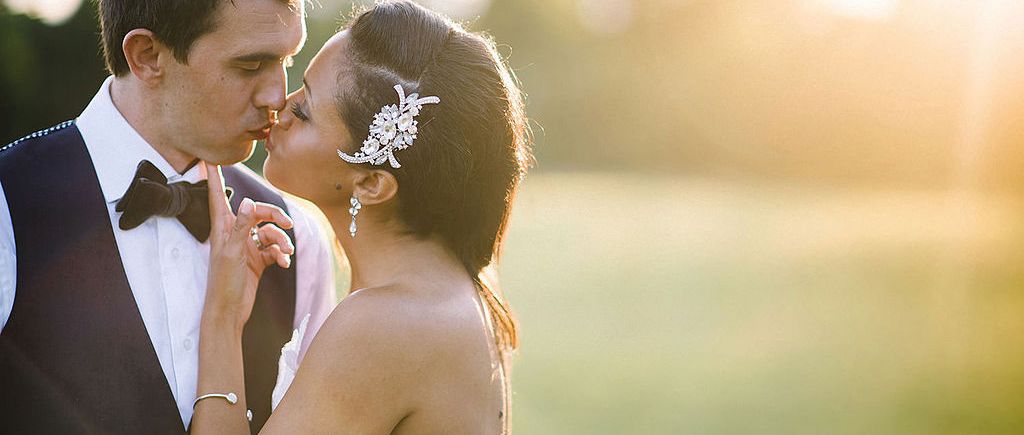 couple qui s'embrasse mariage
