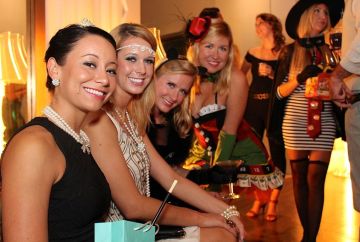 groupe d'amies lors d'un enterrement de vie de jeune fille déguisées