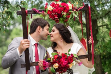 couple photo dans cadre décoré fleurs rouges