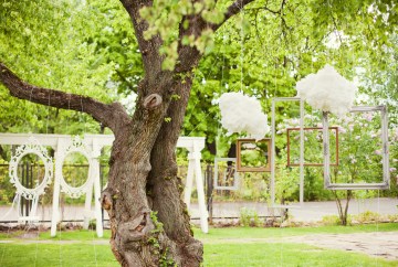 décor photobooth extérieur arbre cadres suspendus